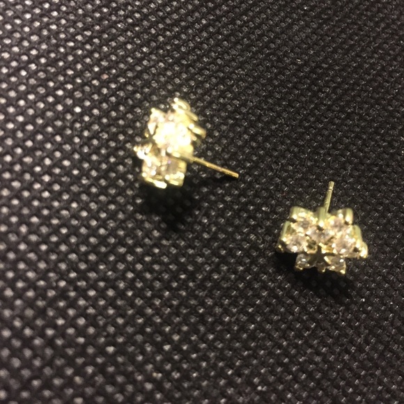 ❄️ Lovely shiny rhinestone snowflake studs available in gold or silver ❄️ - Picture 4 of 8